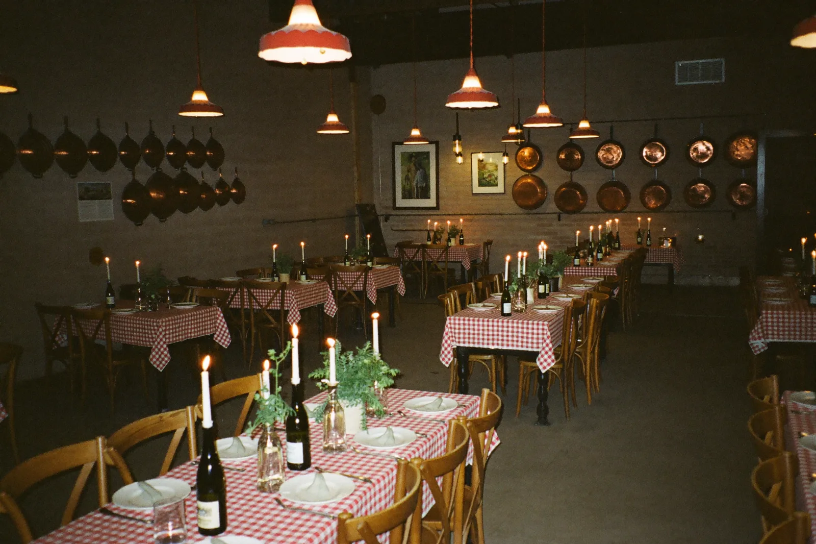 Gemütliches Trattoria-Interieur mit Kerzen und karierten Tischdecken (Symbolfoto)