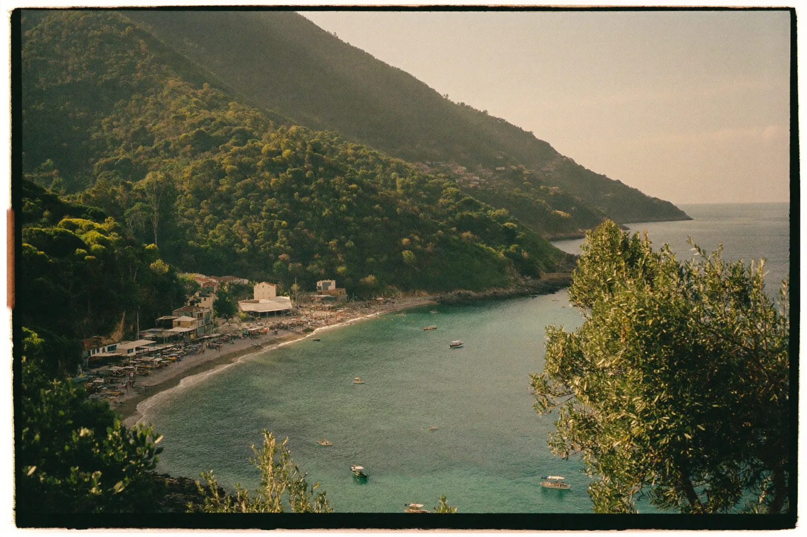 Grüne Küste der Insel Ischia mit Fischerdorf (Symbolfoto)