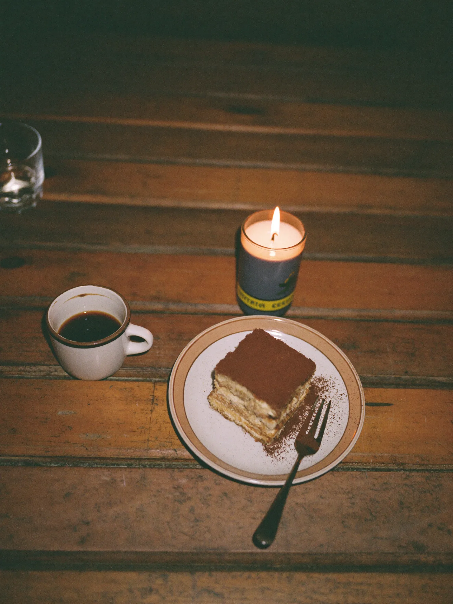 Tiramisu mit Espresso bei Kerzenlicht (Symbolfoto)